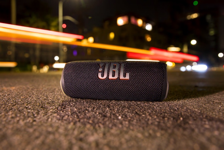 JBL Flip 6 black night lifestyle