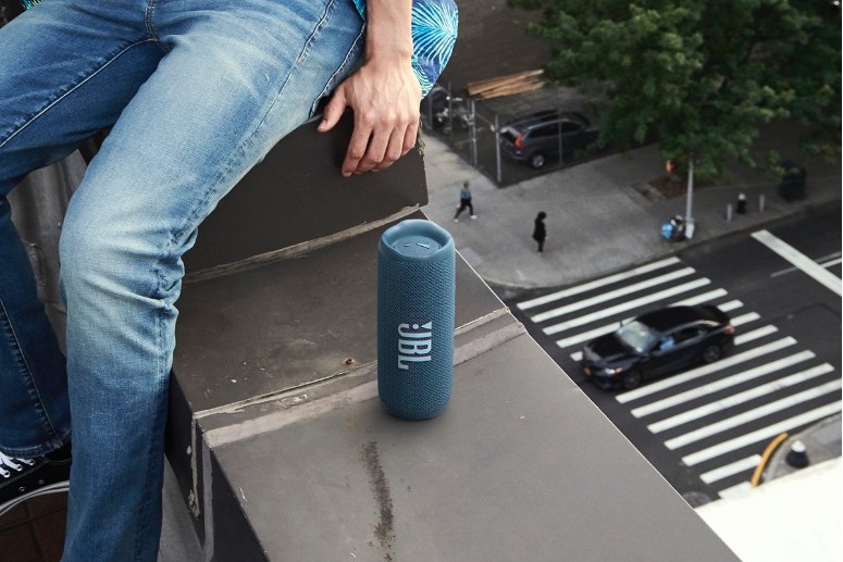 JBL Flip 6 estilo de vida azul